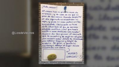 Llega desnudo a casa después de la cena de empresa y deja una nota en el portal de vecinos