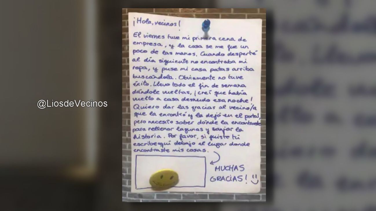 Llega desnudo a casa después de la cena de empresa y deja una nota en el portal de vecinos