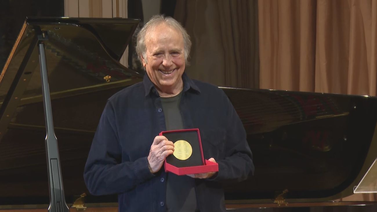 Joan Manuel Serrat recibe la Medalla de Honor de la SGAE: "No sabes la emoción que tengo"