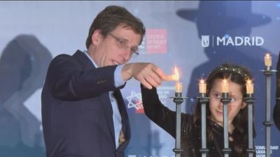 Almeida muestra su cariño a Israel en la celebración de la Janucá
