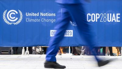 La COP28 acuerda iniciar una transición para dejar atrás los combustibles fósiles