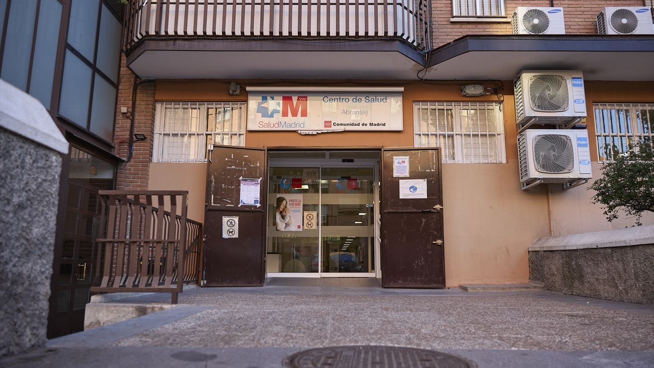 Vecinos de Carabanchel se encierran para pedir médicos para el Centro de Salud Abrantes