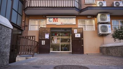 Vecinos de Carabanchel se encierran para pedir médicos para el Centro de Salud Abrantes