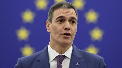 Sánchez defiende la amnistía en el Parlamento Europeo, donde ha coincidido con Puigdemont