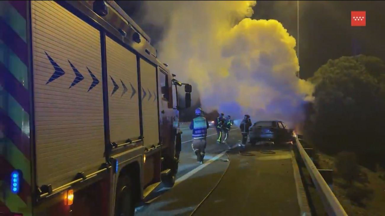Un coche sale ardiendo en un accidente múltiple en la M-50