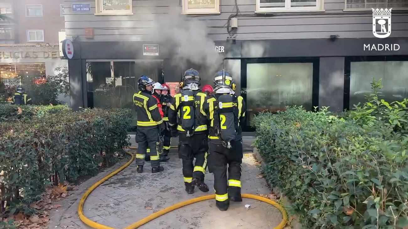 Bomberos extinguen un incendio en un restaurante en Tetuán