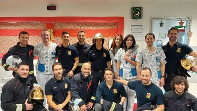 Bomberos de Coslada visitan a los niños ingresados en el Hospital del Henares