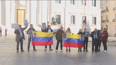 Venezolanos opositores a Nicolás Maduro se concentran ante el Congreso en Madrid