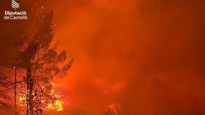 El fuerte viento dificulta la extinción de un incendio en Les Useres, Castellón