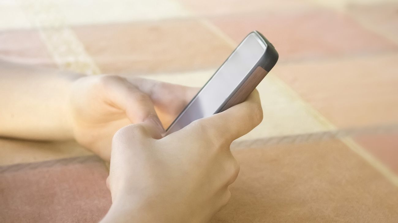 Los docentes creen que la prohibición de los móviles en las aulas sirve para "poner un freno"