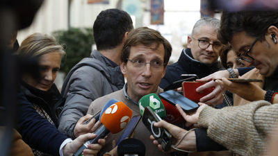 Almeida pide a Puente que le “desbloquee” para abordar la situación de Cercanías