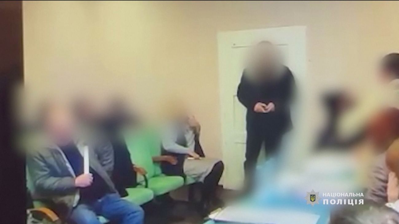 Un concejal detona varias granadas en un pleno del ayuntamiento y hiere a 26 personas en un pueblo de Ucrania