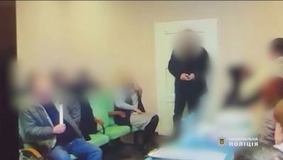 Un concejal detona varias granadas en un pleno del ayuntamiento y hiere a 26 personas en un pueblo de Ucrania