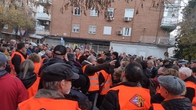 Los afectados por la Línea 7B de Metro se manifiestan tras el anuncio de nuevos derribos