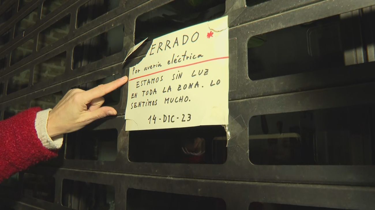 La explosión de un transformador deja sin luz a comerciantes y vecinos del centro de Madrid