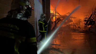 Incendio en tres naves de un empresa de eventos en Paracuellos del Jarama
