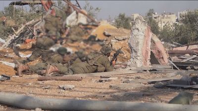 Los tres rehenes que mató el Ejército israelí iban sin camiseta y con una bandera blanca