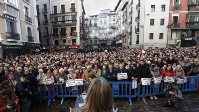 Miles de personas se concentran contra la moción de censura presentada en Pamplona