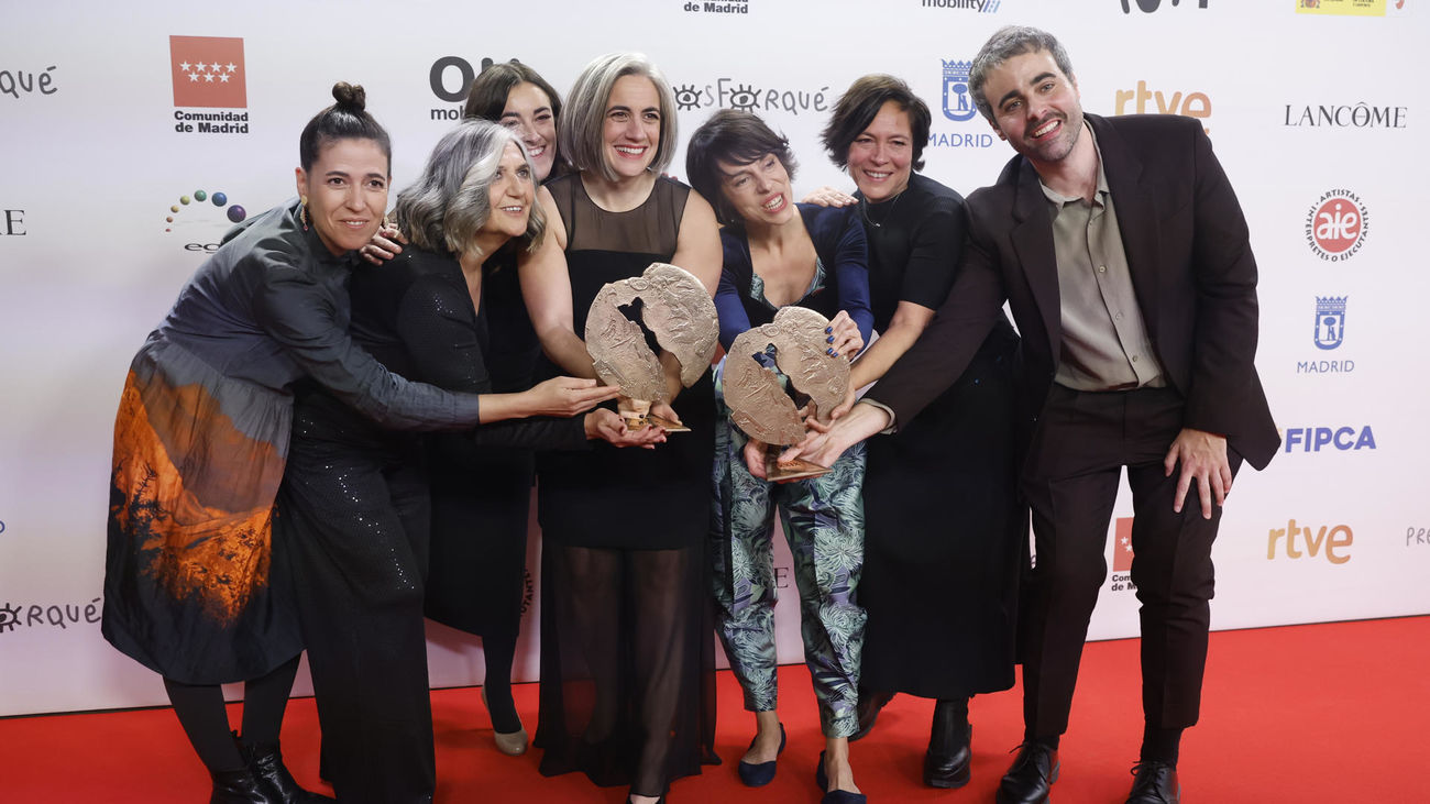 La realizadora Estibaliz Urresola (3d) y su equipo posan con el Forqué de Cine y educación en valores y Forqué a Mejor largometraje de ficción por su cinta ´20.000 especies de abejas´