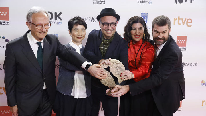 El cineasta Pablo Berger (c) acompañado por su equipo posan con el premio a ´Mejor largometraje de animación´ por su película ´Robot Dreams´ / EFE