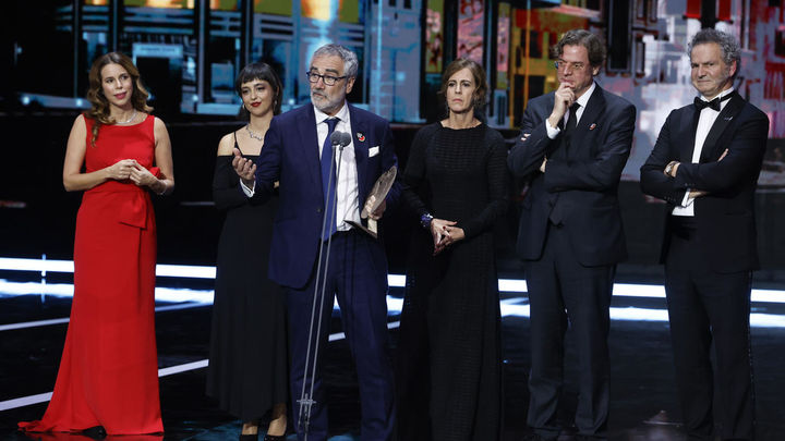 .- El realizador Javier Fesser tras recibir el ´Premio del público´ por su cinta ´Campeonex´ durante la gala de entrega de los Premios Forqué 2023 / EFE