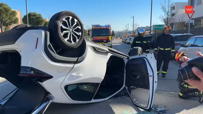 Una herida leve tras volcar su coche en Pozuelo de Alarcón