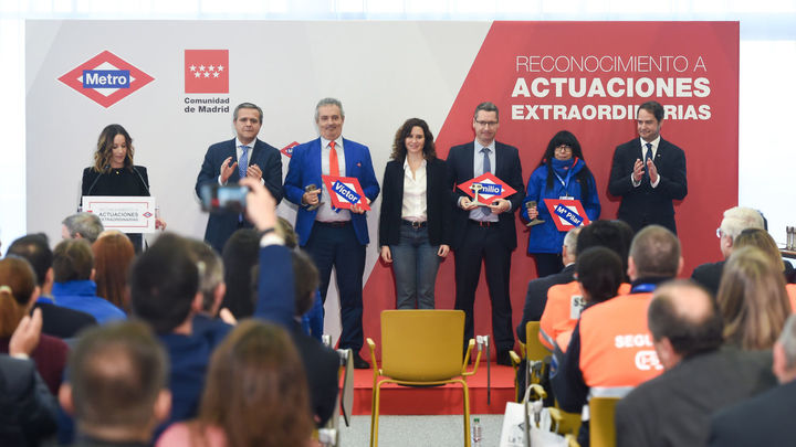 Ayuso entrega los galardones a los 'héroes del Metro' / EUROPA PRESS
