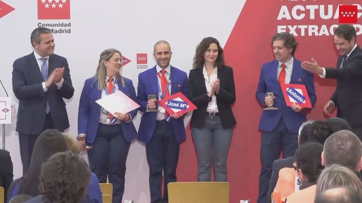 Ayuso entrega los galardones a los 'héroes del Metro' / TELEMADRID