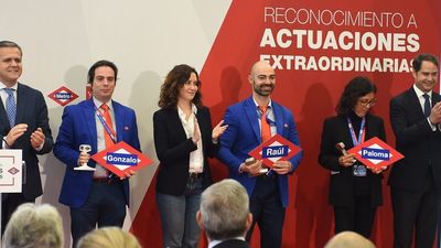 Ayuso entrega los galardones a los héroes del metro de Madrid: "personas de bien que dan lo mejor "