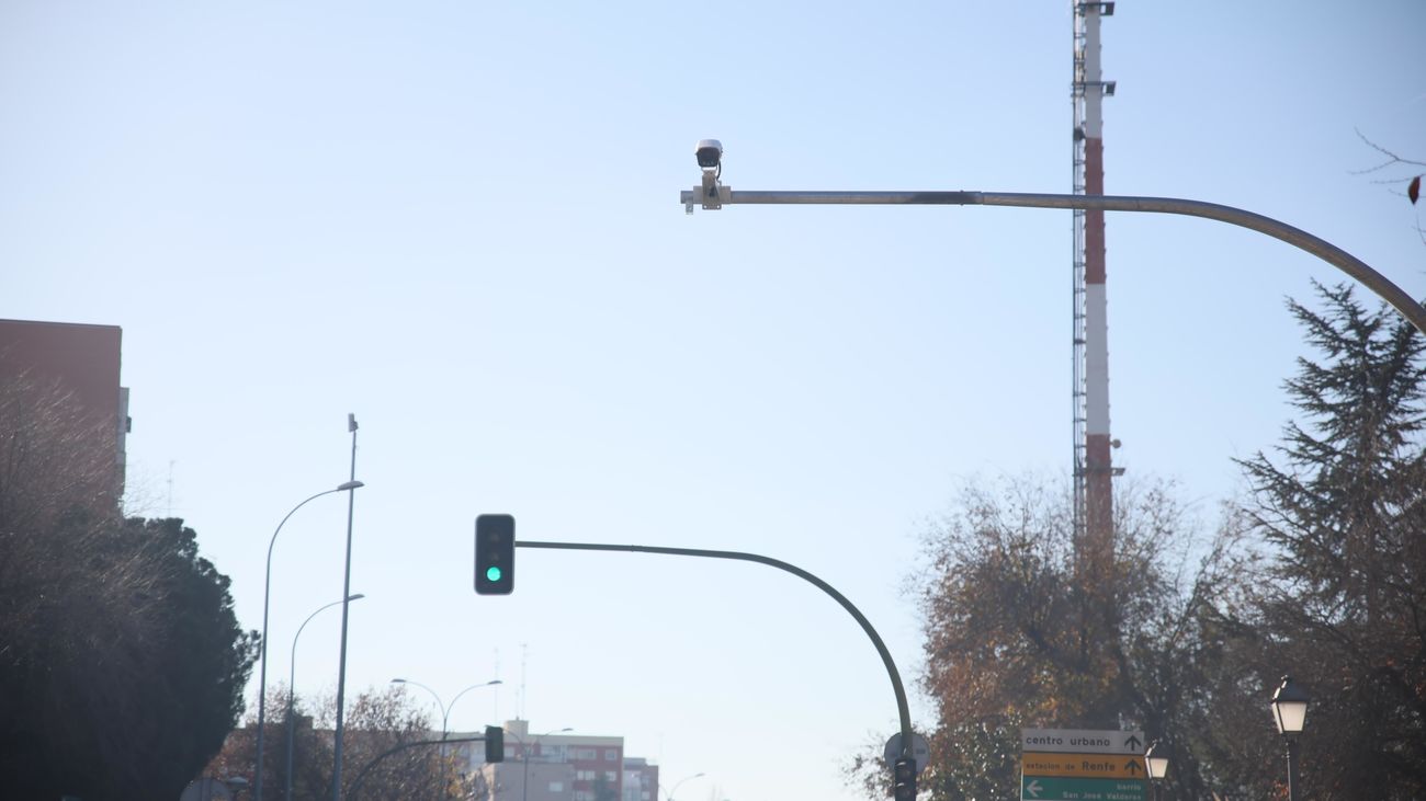 Cámara de tráfico próxima a un paso regulado por semáforo en Alcorcón