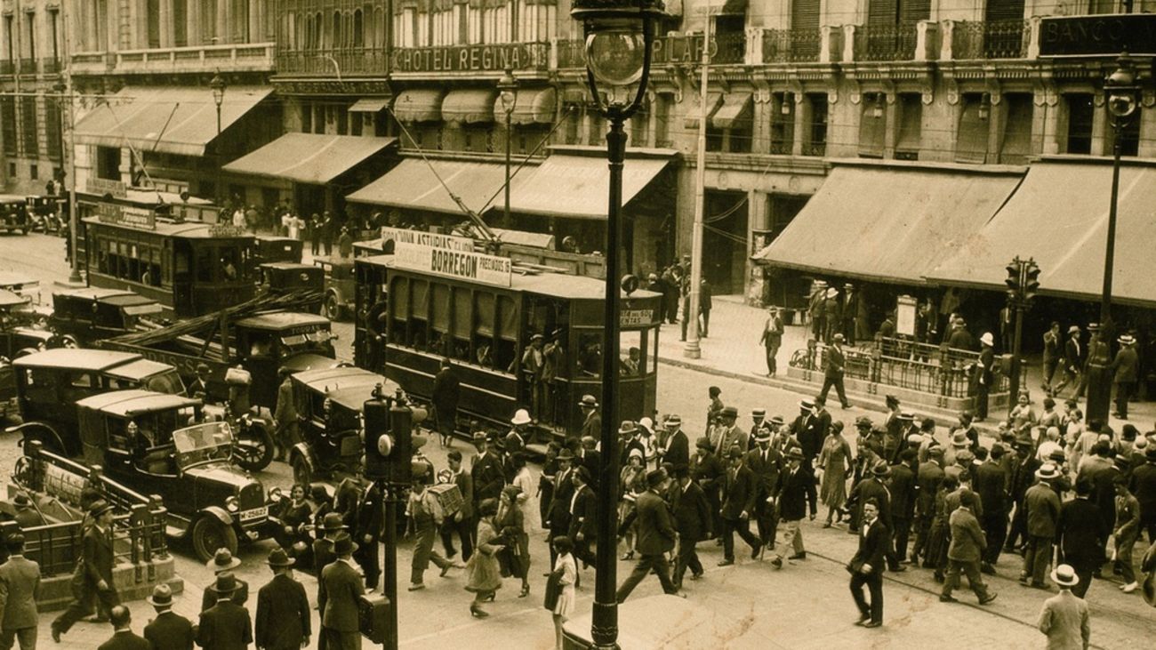 Madrid, años 20. Tráfico en la Calle de Alcalá en la confluencia con la de Sevilla