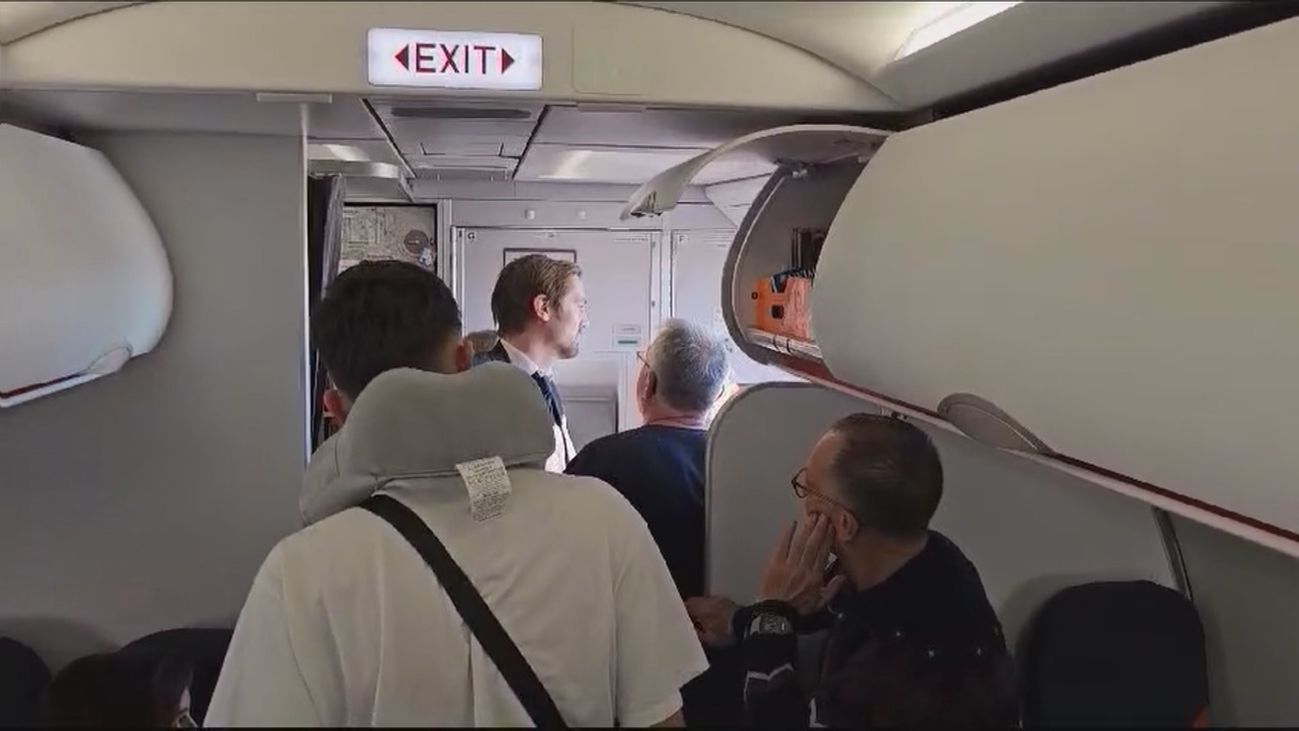 Encerrados varias horas en un avión en Barajas por un problema en el tren de aterrizaje