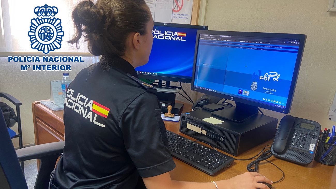 Imagen de una agente de la Policía Nacional