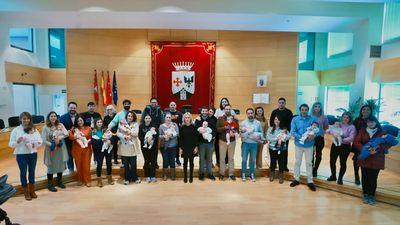 Alcobendas recibe a nuevos bebés con regalos, y en 2024 incluirá una tarjeta de 500 euros