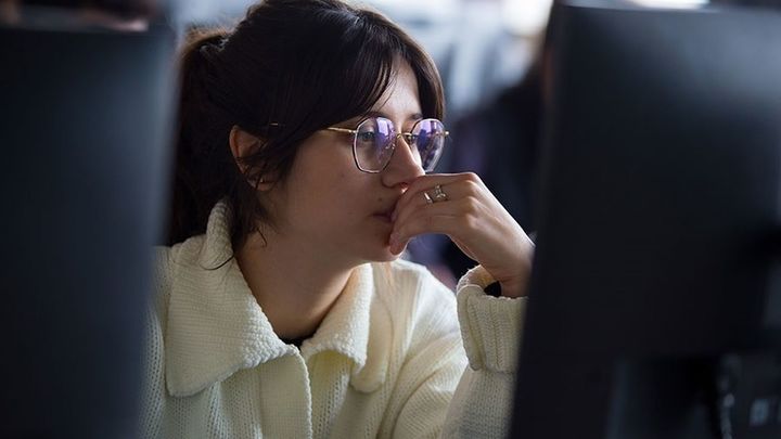 Estudiantes con ordenador / EUROPA PRESS