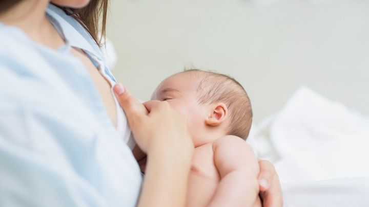 Una madre amamanta a su bebé. / EUROPA PRESS