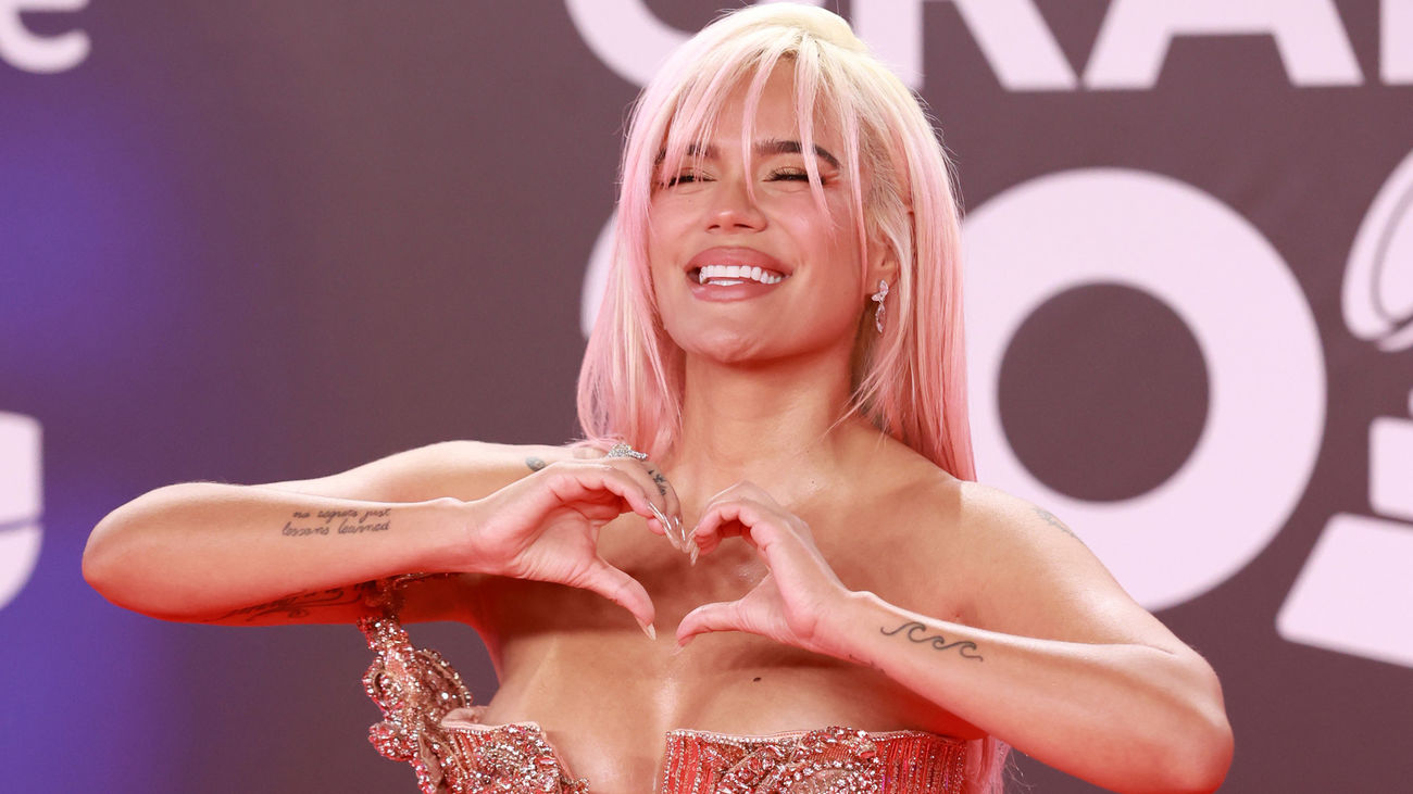 La cantante Karol G posa durante el photocall de los Latin Grammy 2023, en Sevilla