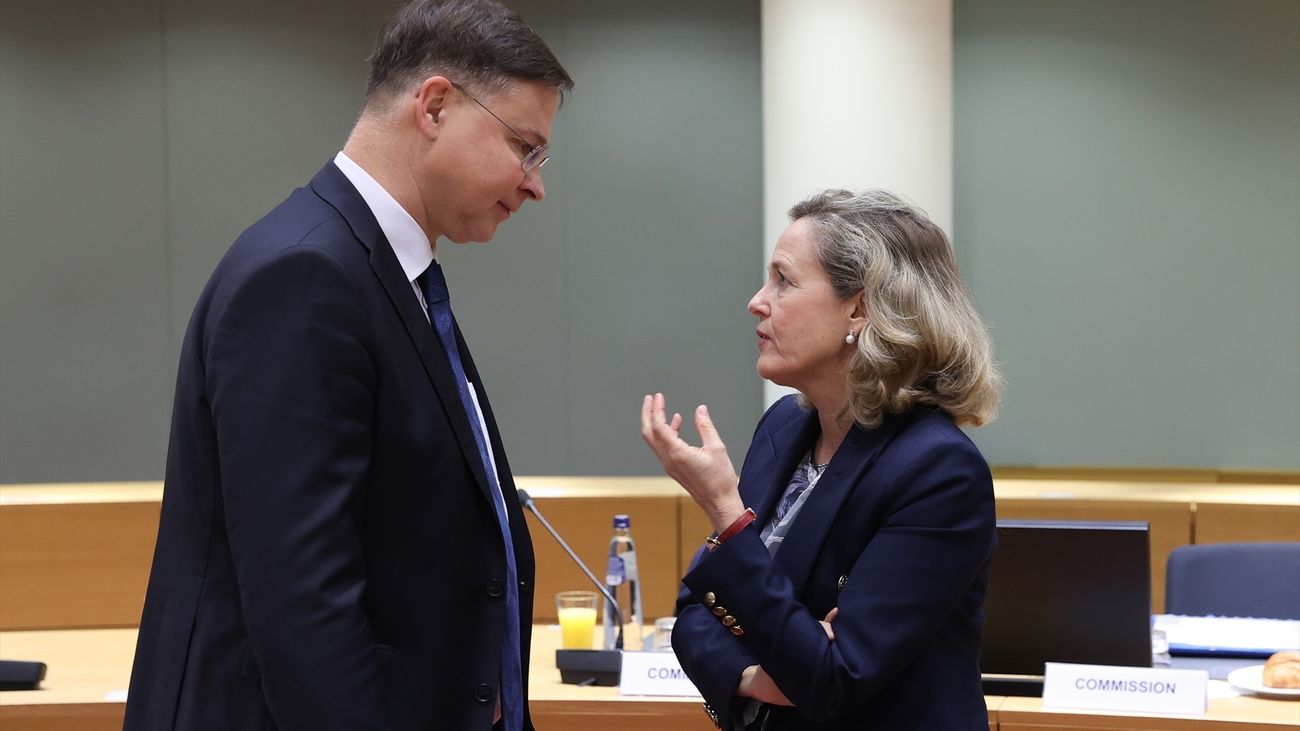 La ministra de Economía, Nadia Calviño, y el vicepresidente para Asuntos Económicos de la Comisión Europea, Valdis Dombrovskis