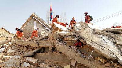 Aumentan a 131 los muertos por el terremoto en el noroeste de China