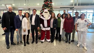 Papá Noel y el alcalde visitan a 78 niños y recién nacidos del Hospital de Fuenlabrada