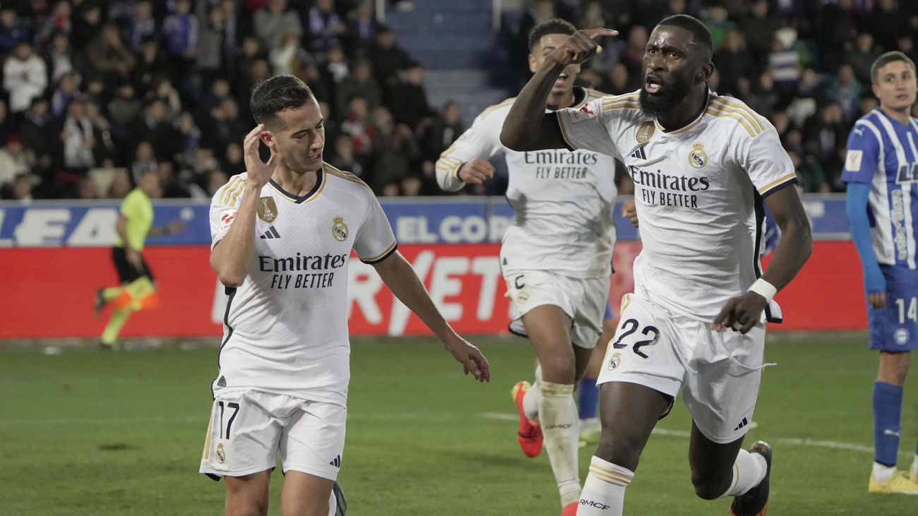 Lucas Vázquez celebra tras marcar ante el Alavés