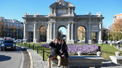 La Puerta de Alcalá ya luce su Belén luminoso