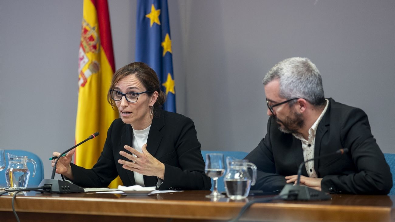 La ministra de Sanidad, Mónica García y el Secretario de Estado de Sanidad, Javier Padilla