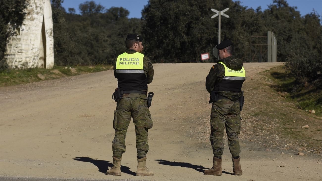 Militares acordonando el lugar donde buscan a dos militares desaparecidos de la base de Cerro Muriano