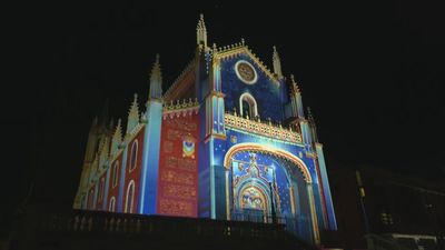Una proyección llena de luz y color uno de los templos más emblemáticos de Madrid