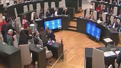 Ortega Smith lanza una botella de agua a Eduardo Rubiño en el pleno del Ayuntamiento de Madrid