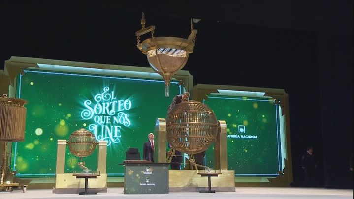 Las bolas son transportadas al bombo / EUROPA PRESS