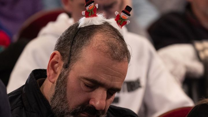 Un hombre dormido en el Sorteo de Navidad / EUROPA PRESS