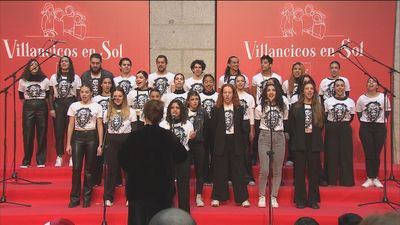 El elenco de 'Malinche' felicita las fiestas a los madrileños en la Puerta del Sol