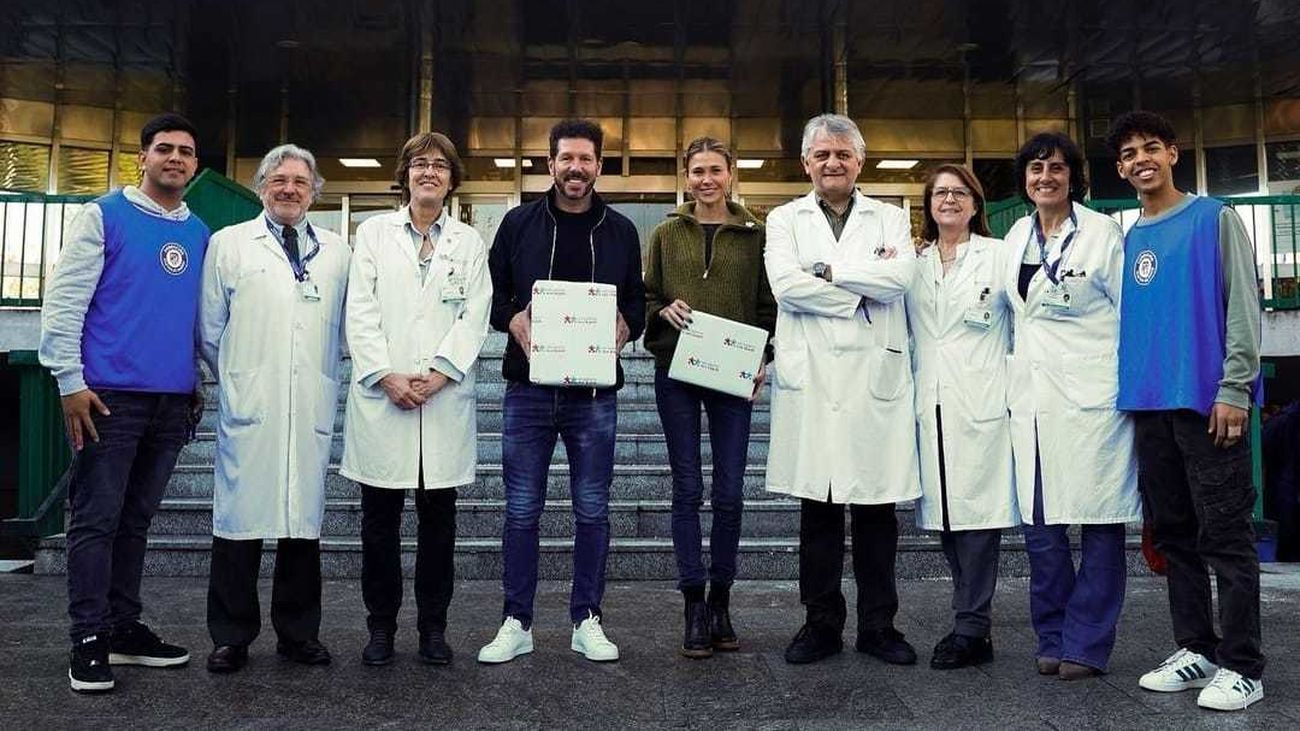 Simeone 'se viste de rey mago' y llena de ilusión y juguetes a los niños del 12 de Octubre